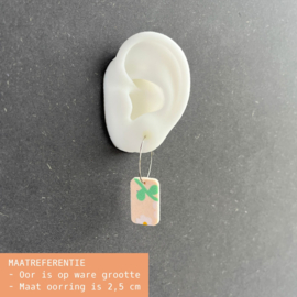 Rvs oorringen met hanger van klei | rechthoekig met terrazzopatroon | collectie ZOMER voor zomertype