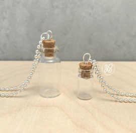 Set ketting met klein en groot leeg glazen flesje met kurk, handgemaakt tot ketting, goed te personaliseren