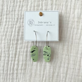 Rvs oorringen met hanger van klei | ovaal met marmerpatroon mintgroen/zwart | collectie ZOMER voor zomertype