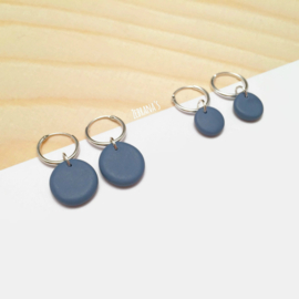 Minimalistische hoop oorbellen met oud blauw rond bedeltje, handgemaakt van klei (creolen van sterling zilver)