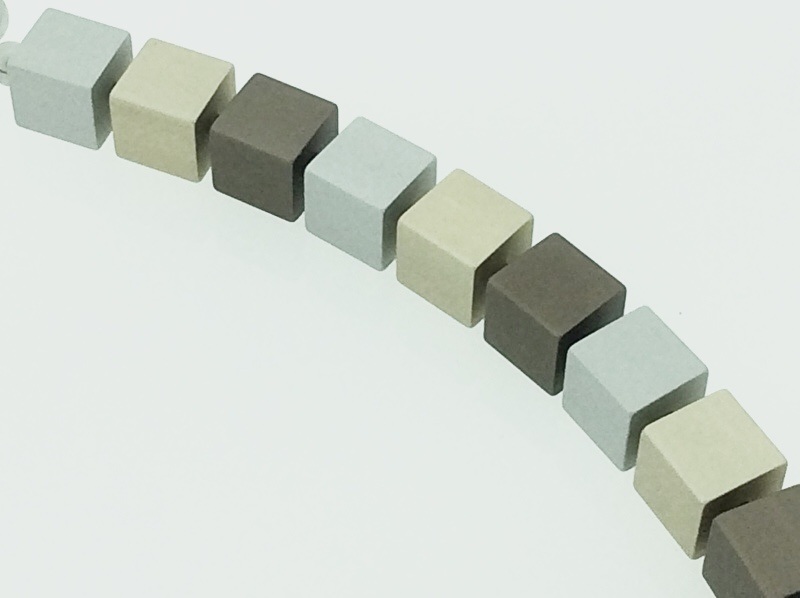 Handgemaakt collier vierkante blokjes
