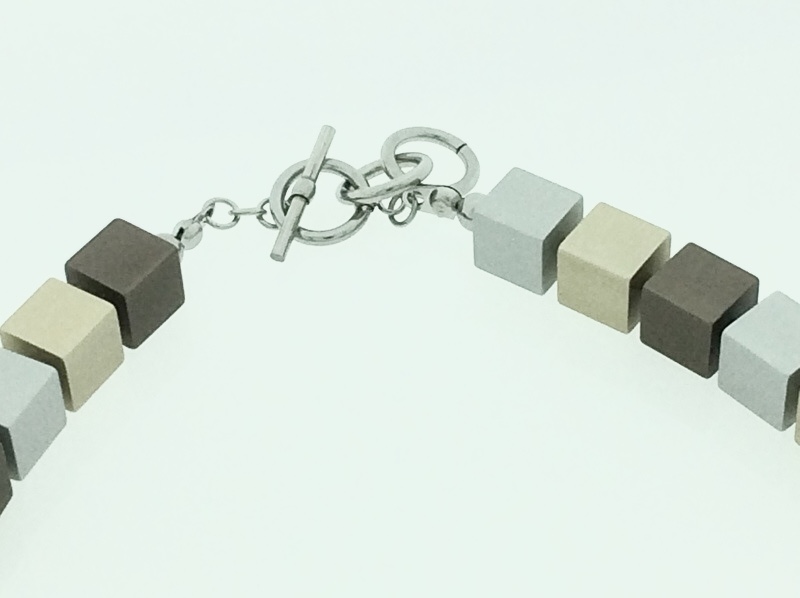 Handgemaakt collier vierkante blokjes