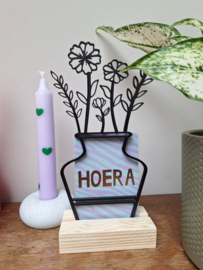 Vaasje bloemen in houten standaard