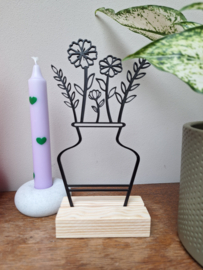 Vaasje bloemen in houten standaard