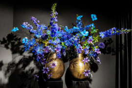 Blauw stuk in gouden vaas