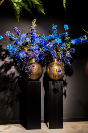Blauw stuk in gouden vaas
