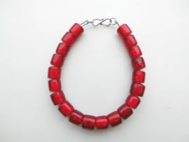 Rode ingi boca kralen bracelet met zilveren sluiting.
