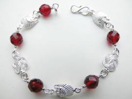 Zilveren mattenklopper/indiaan rode kralen bracelet.