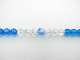 Blauw-witte kristal kralen snoer met zilveren sluiting.