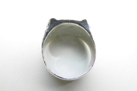 Zilveren witte steen cachet ring.