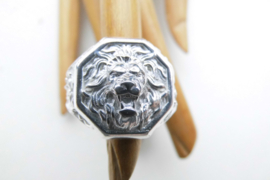 Zilveren leeuwenkop octagoon ring.