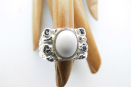 Zilveren witte steen cachet ring.