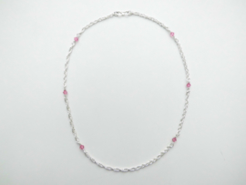 Zilveren baby tarate ketting met roze kralen.