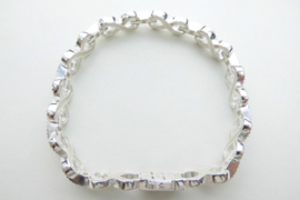 Zilveren infinity bracelet iced met zirkonia steentjes.