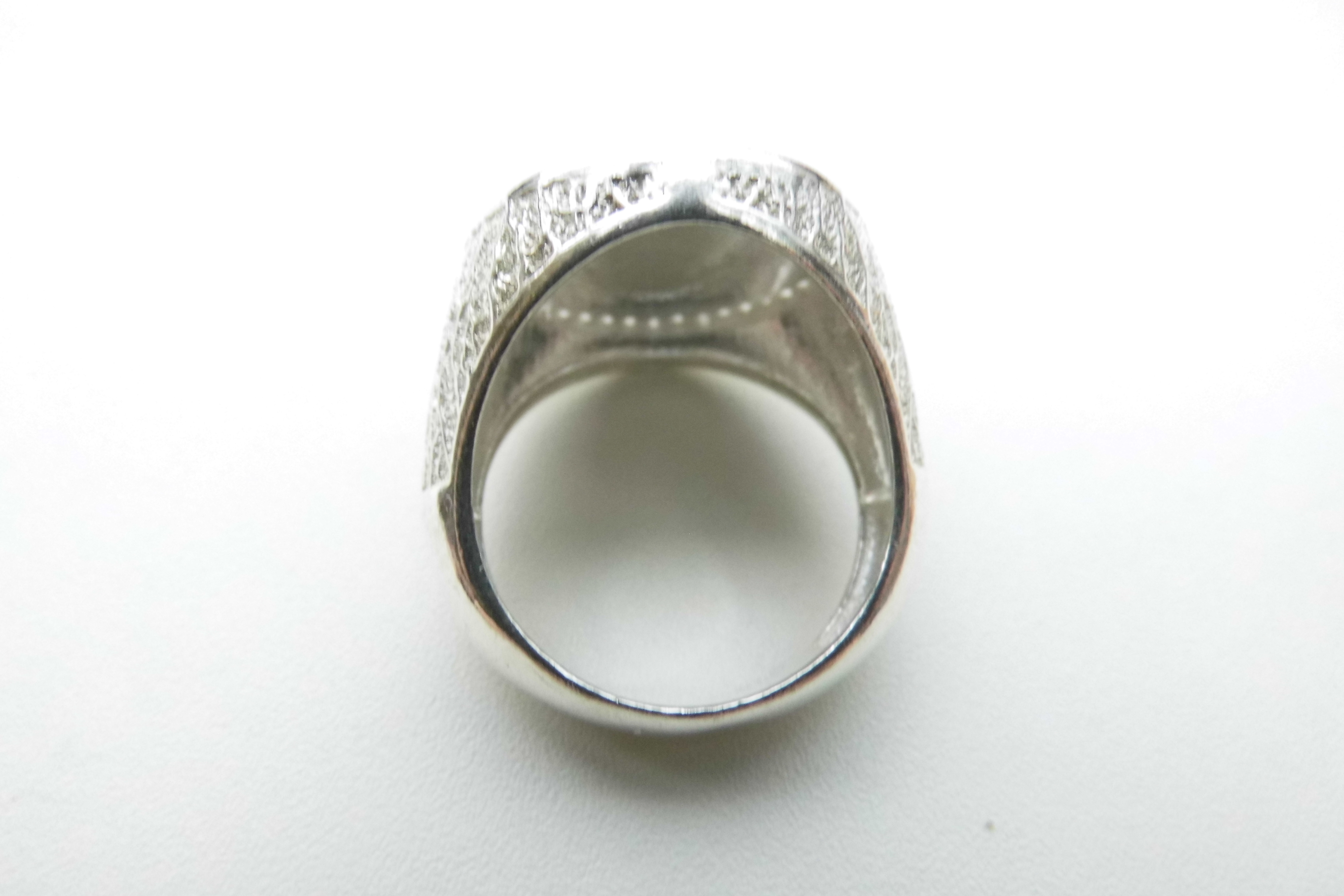 Zilveren leeuwenkop ring met zirkonia steentjes.