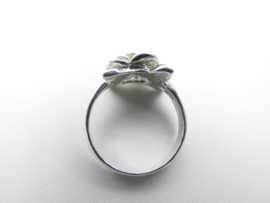 Zilveren bloem ring.