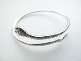 Zilveren slangen armband.