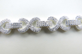 Zilveren infinity bracelet iced met zirkonia steentjes.