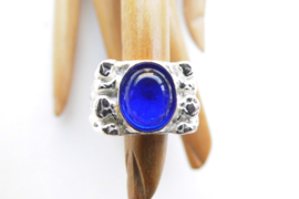 Zilveren blauwe steen cachet ring.