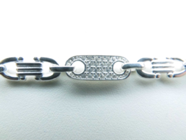 Zilveren bracelet met zirkonia steentjes.