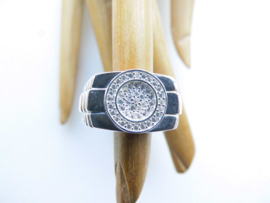 Zilveren zirkonia ring.
