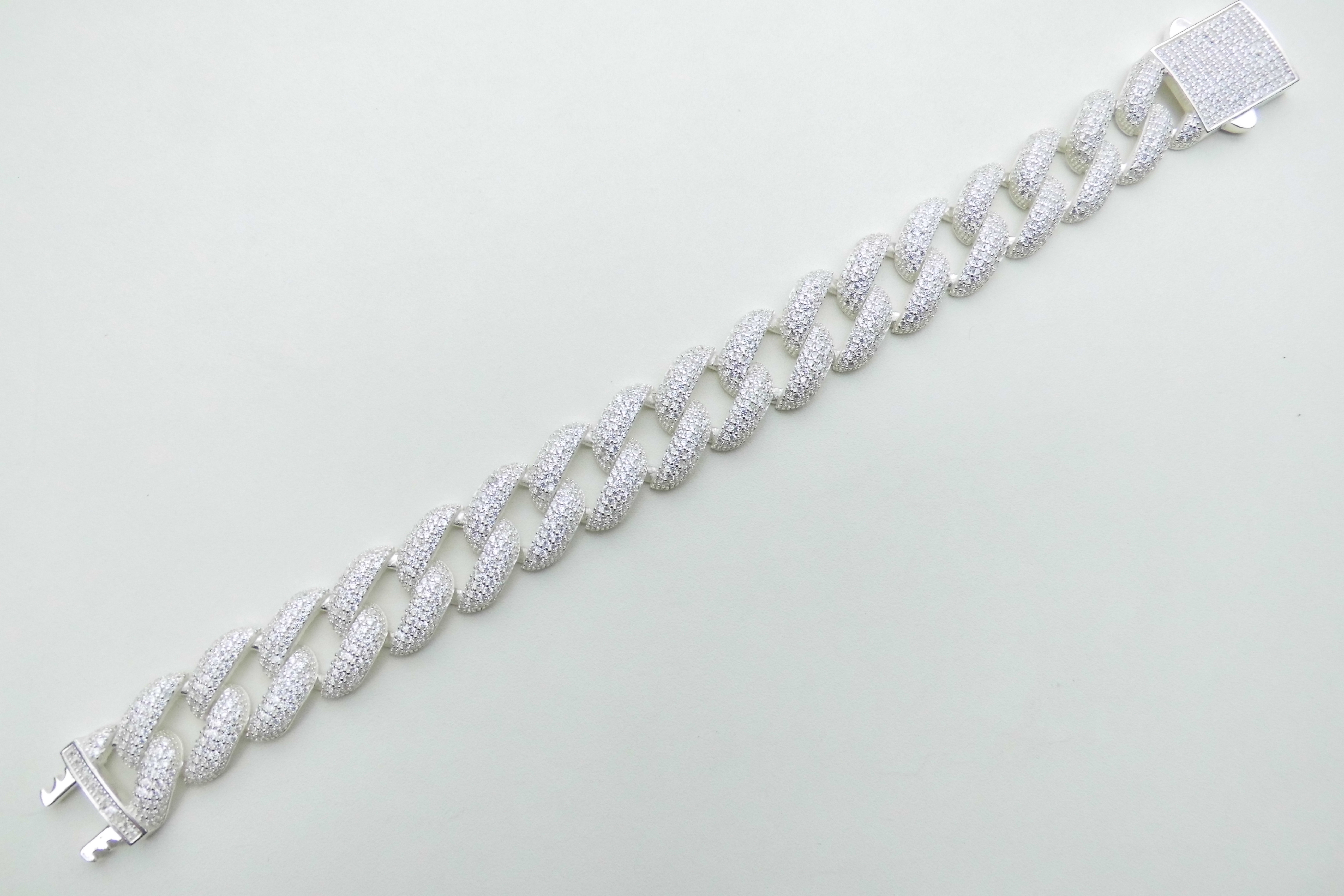 Zilveren Cuban bracelet iced met zirkonia steentjes.