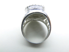 Zilveren bol ring.