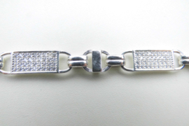 Zilveren bracelet met zirkonia steentjes.