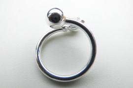 Zilveren roosknop-bal ring.