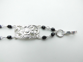 Zilveren zwarte kralen witte lotus bracelet.