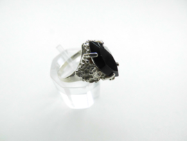 Zilveren zwarte steen markies ring.