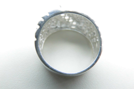 Zilveren piet piet ring met zirkonia steentjes.