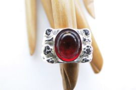 Zilveren rode steen cachet ring.