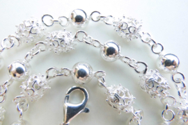 Zilveren makka-peri ballen ketting.