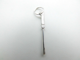 Zilveren schroevendraaier hanger.