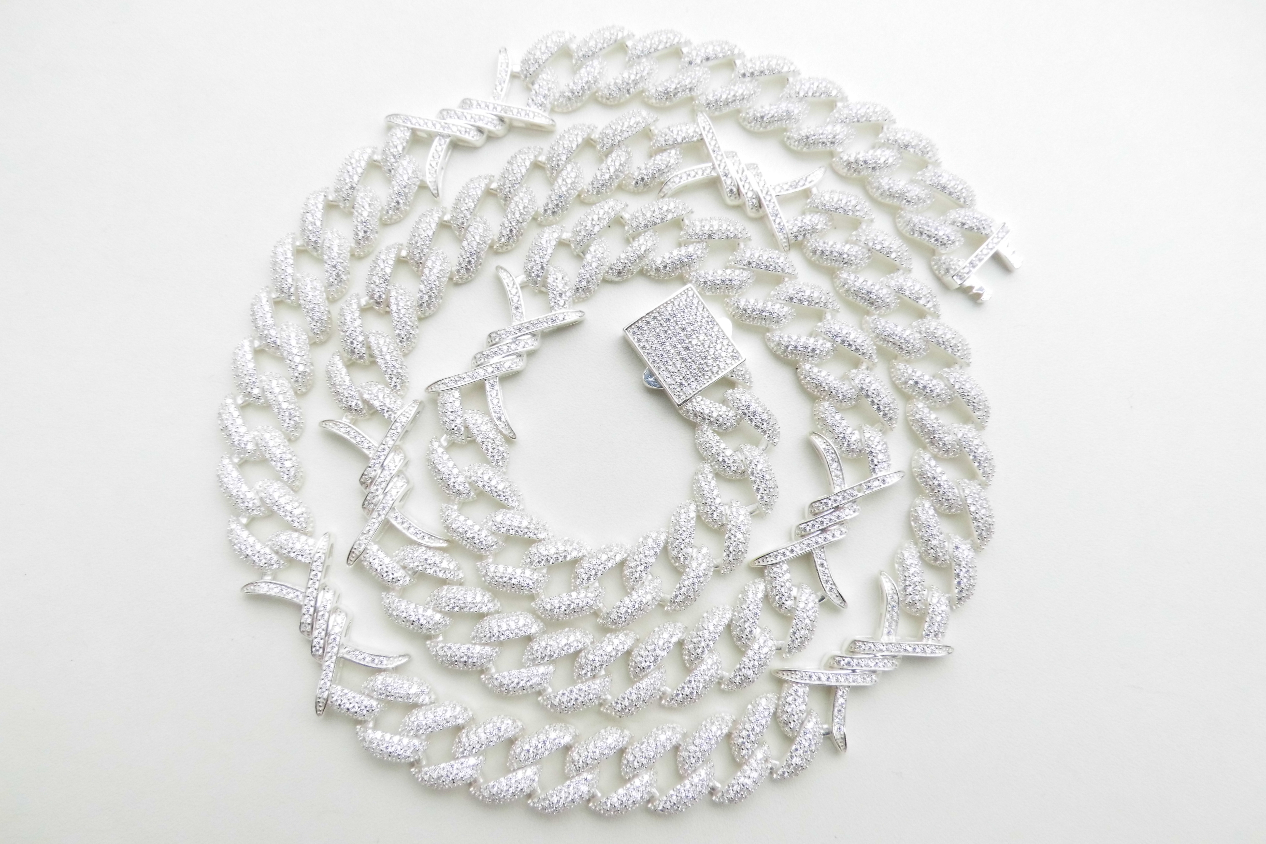 Zilveren "prikkeldraad" ketting iced met zirkonia steentjes.