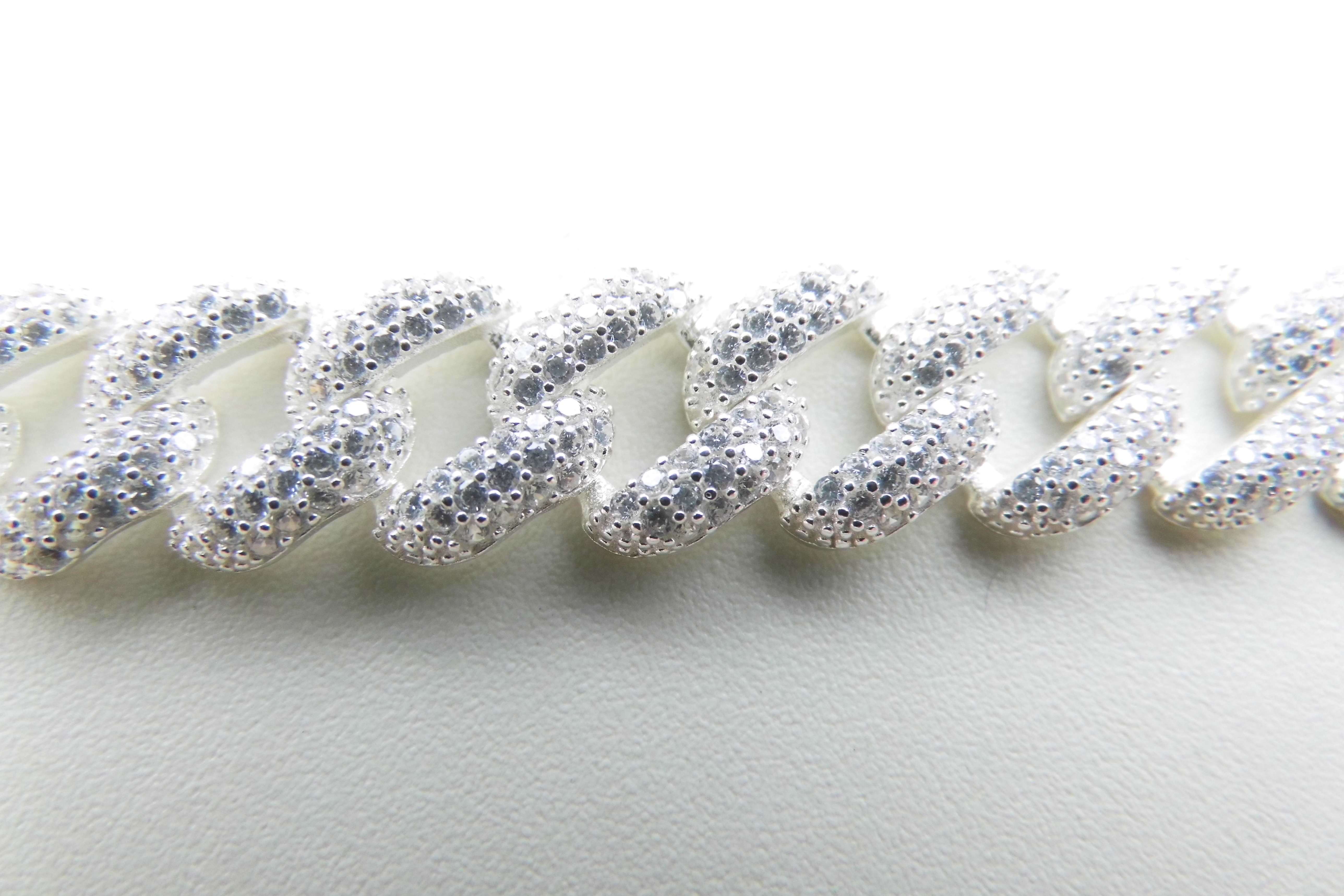 Zilveren Cuban bracelet iced met zirkonia steentjes.