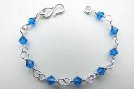 Zilveren blauwe kralen baby bracelet.