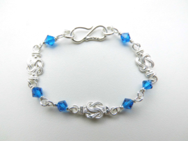 Zilveren baby mattenkloppertjes bracelet met blauwe kralen.