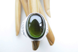Zilveren olijf groene steen cachet ring.