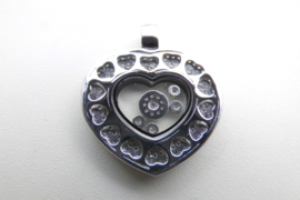 Zilveren hart hanger met zirkonia steentjes.
