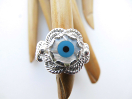 Zilveren mattenklopper ring met oog.