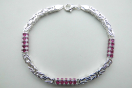 Zilveren konings bracelet met rode zirkonia steentjes buis.