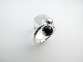 Zilveren zwarte kraal-bal boei ring. (overlap)
