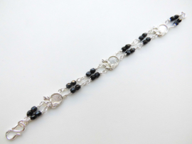 Zilveren muntjes-zwarte kralen baby bracelet.