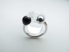 Zilveren zwarte kraal-bal boei ring.