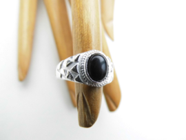 Zilveren kinderen zwarte steen cachet ring.