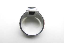 Zilveren zwarte steen cachet ring.