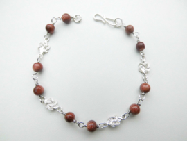 Zilveren mattenkloppertjes zandsteen kralen bracelet.