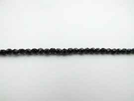 Zwarte ogri ai kralen snoer met zilveren sluiting. (4 mm)